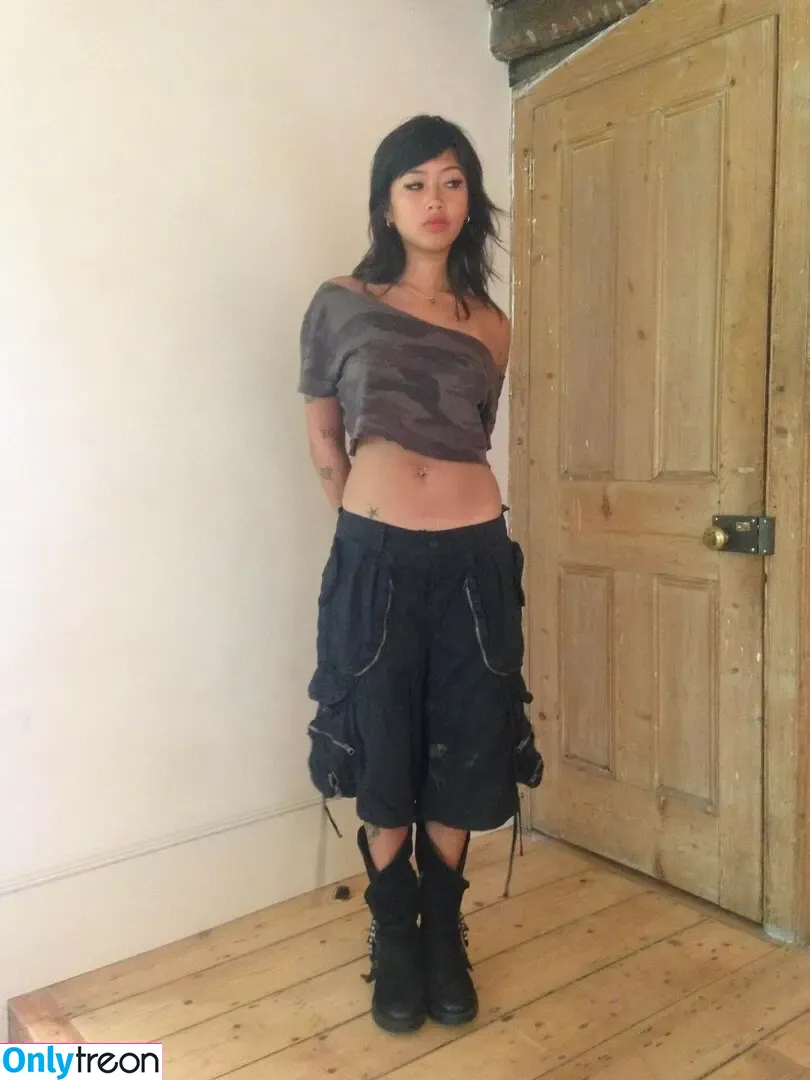 Radvxz nude photo #0536 (Beabadoobee)