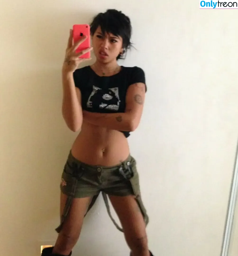 Radvxz nude photo #0550 (Beabadoobee)
