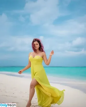 Rashami Desai / imrashamidesai nude photo #0048