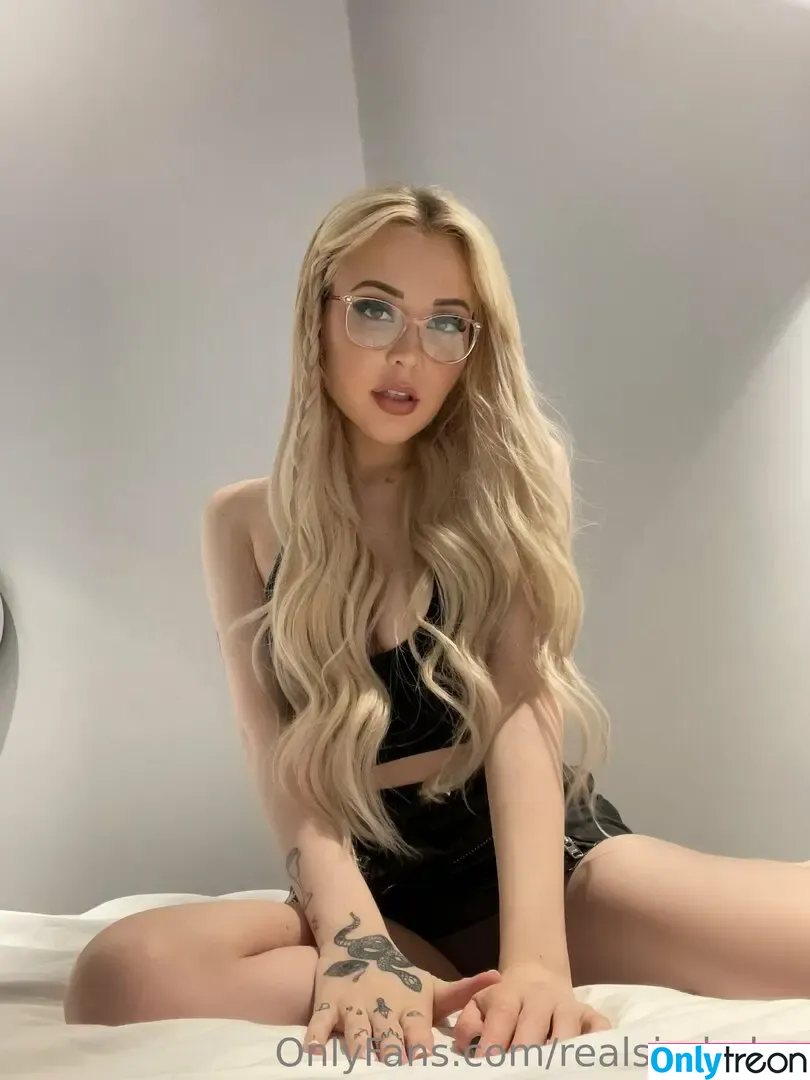 realsindyday nude photo #0419 (realsindyy)