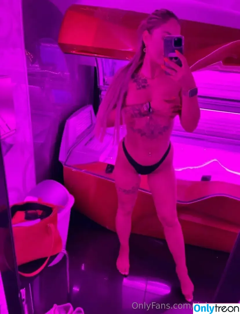 riabqueen nude photo #0005 (r_j_b_queen)