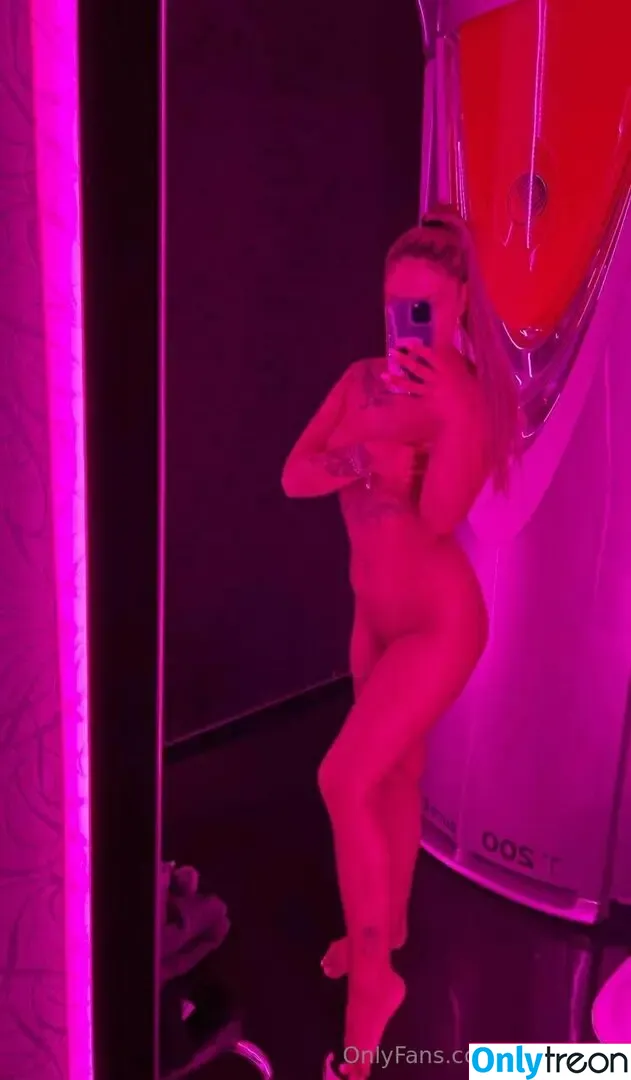 riabqueen nude photo #0010 (r_j_b_queen)