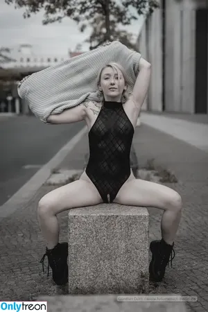 Richtigunkreativ nude photo #0010