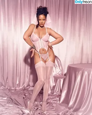 Rihanna / badgalriri nude photo #4541