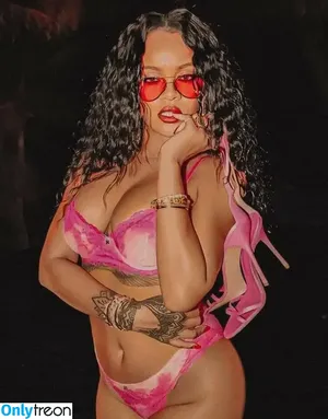 Rihanna / badgalriri nude photo #4556