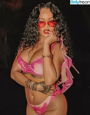 Rihanna / badgalriri nude photo #4558