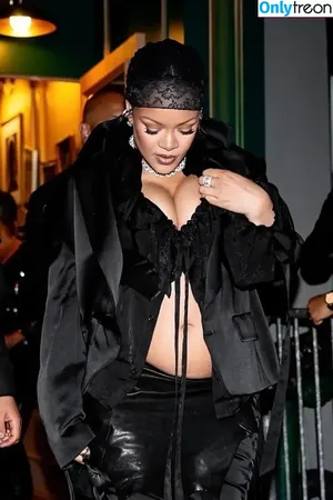 Rihanna / badgalriri nude photo #4563