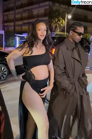 Rihanna / badgalriri nude photo #4572