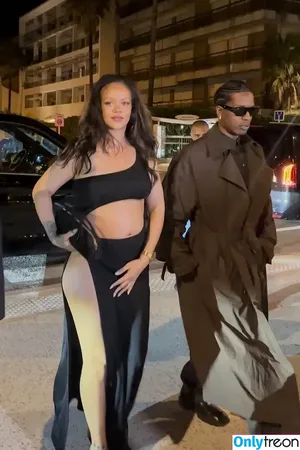 Rihanna / badgalriri nude photo #4578