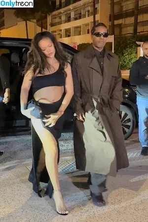 Rihanna / badgalriri nude photo #4580
