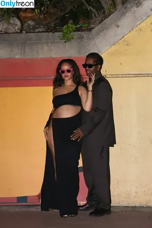 Rihanna / badgalriri nude photo #4581