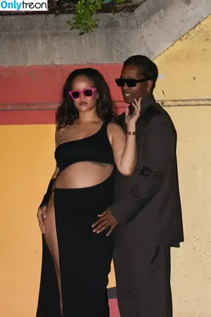 Rihanna / badgalriri nude photo #4582