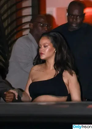 Rihanna / badgalriri nude photo #4585