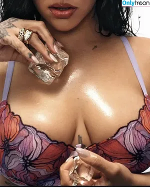 Rihanna / badgalriri nude photo #4590