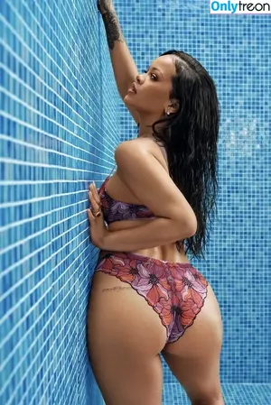 Rihanna / badgalriri nude photo #4592