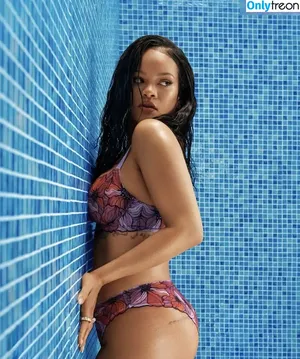 Rihanna / badgalriri nude photo #4595
