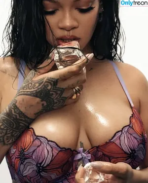 Rihanna / badgalriri nude photo #4597
