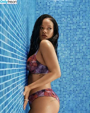 Rihanna / badgalriri nude photo #4598