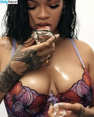 Rihanna / badgalriri nude photo #4599