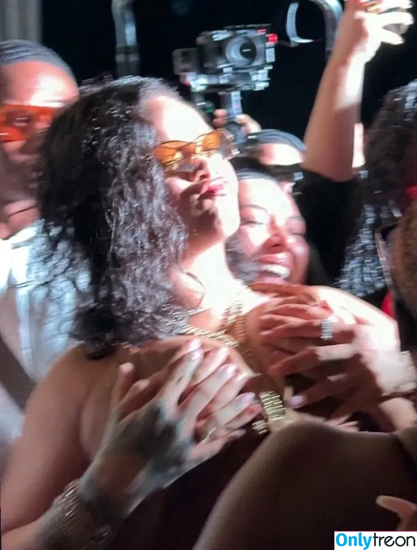 Rihanna nude photo #4544 (badgalriri)
