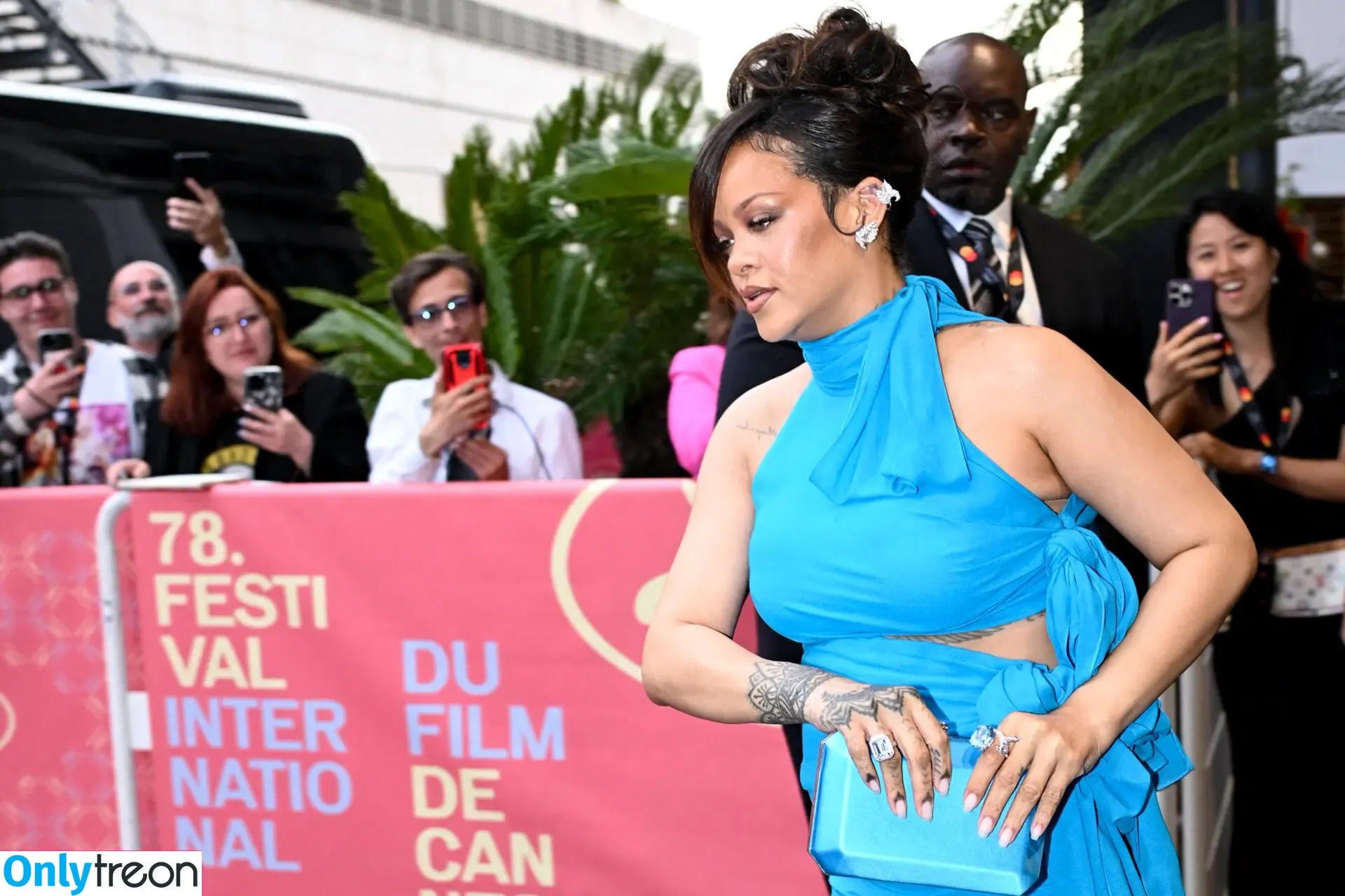 Rihanna nude photo #4565 (badgalriri)