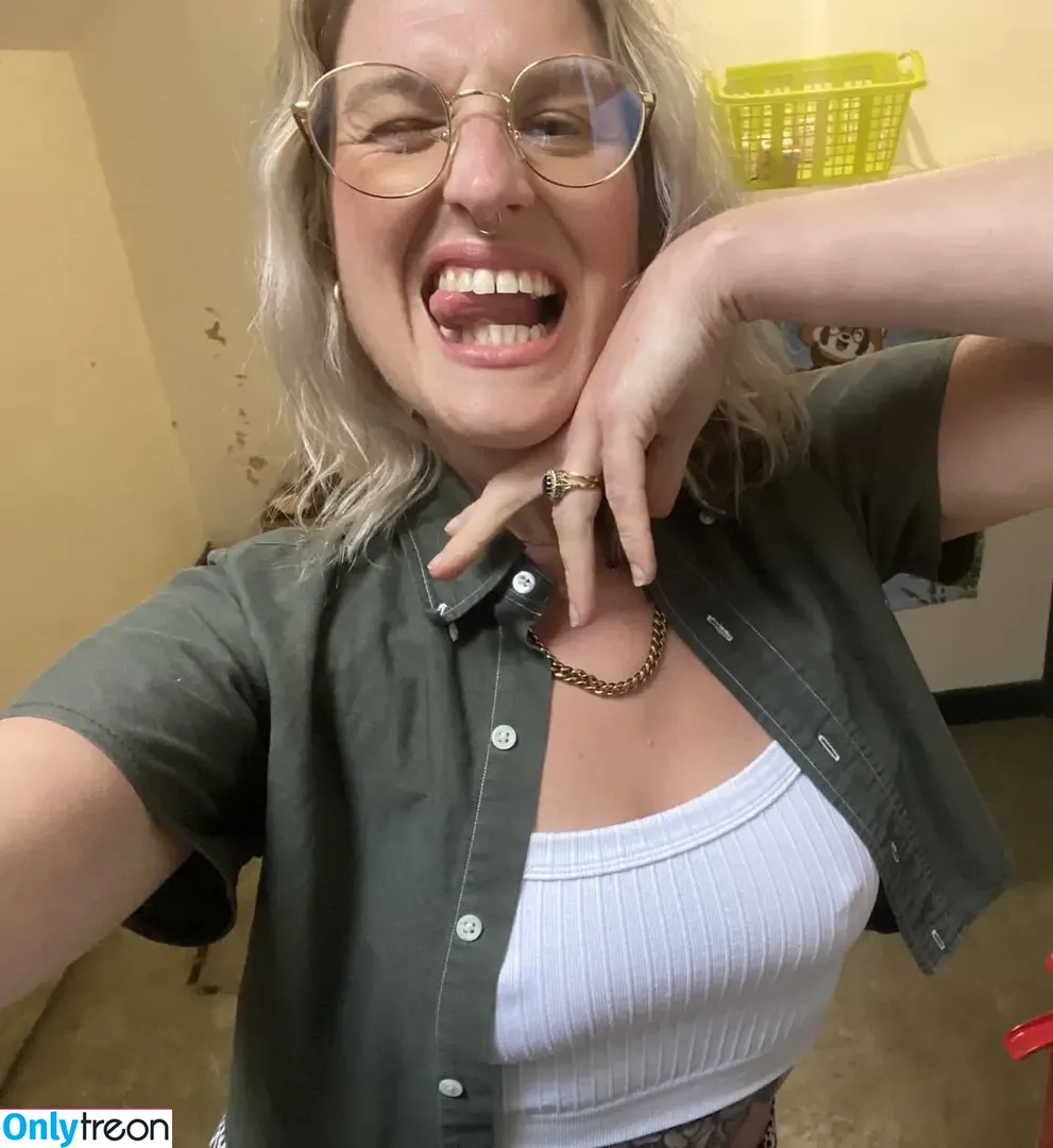 Riley Beth nude photo #0004 (rileyogle / rileytv)