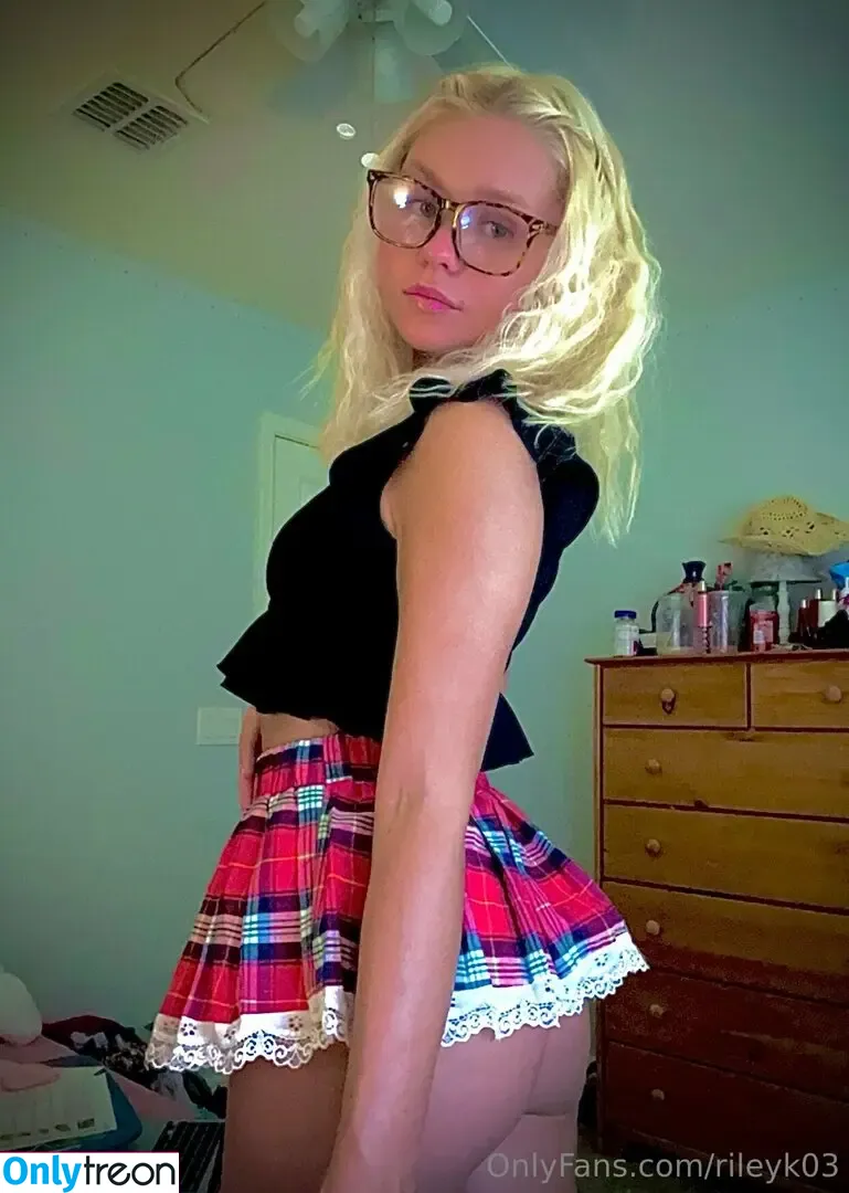 Rileyk03 nude photo #0001 (Rileyk03)