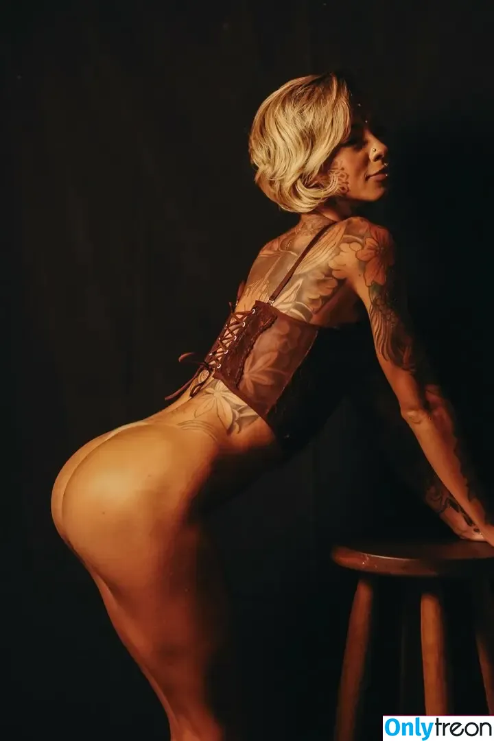 Rissvil nude photo #0017 (Iris Villela)