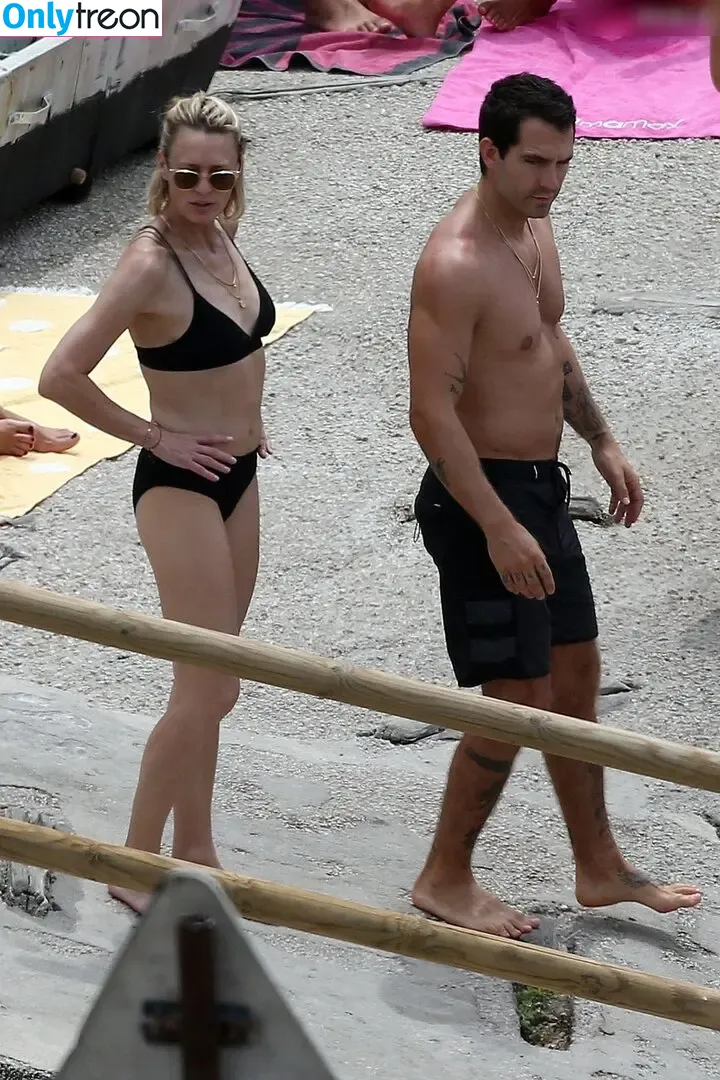 Robin Wright nude photo #0035 (robingwright)