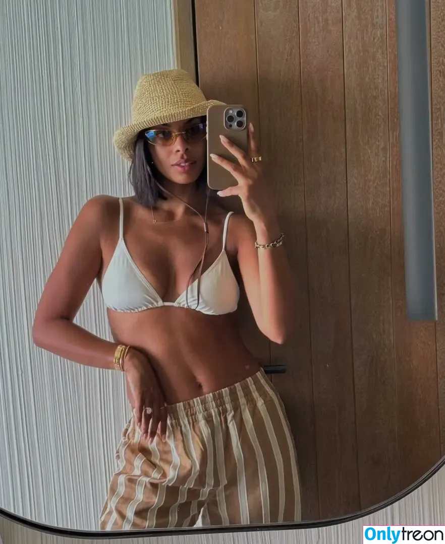 Rochelle Humes nude photo #0376 (rochellehumes)