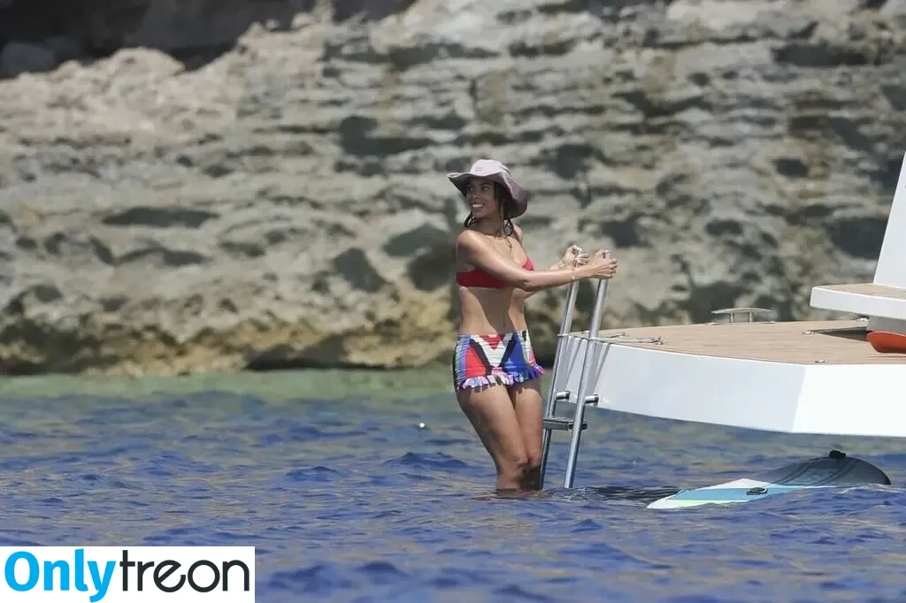 Rochelle Humes nude photo #0429 (rochellehumes)