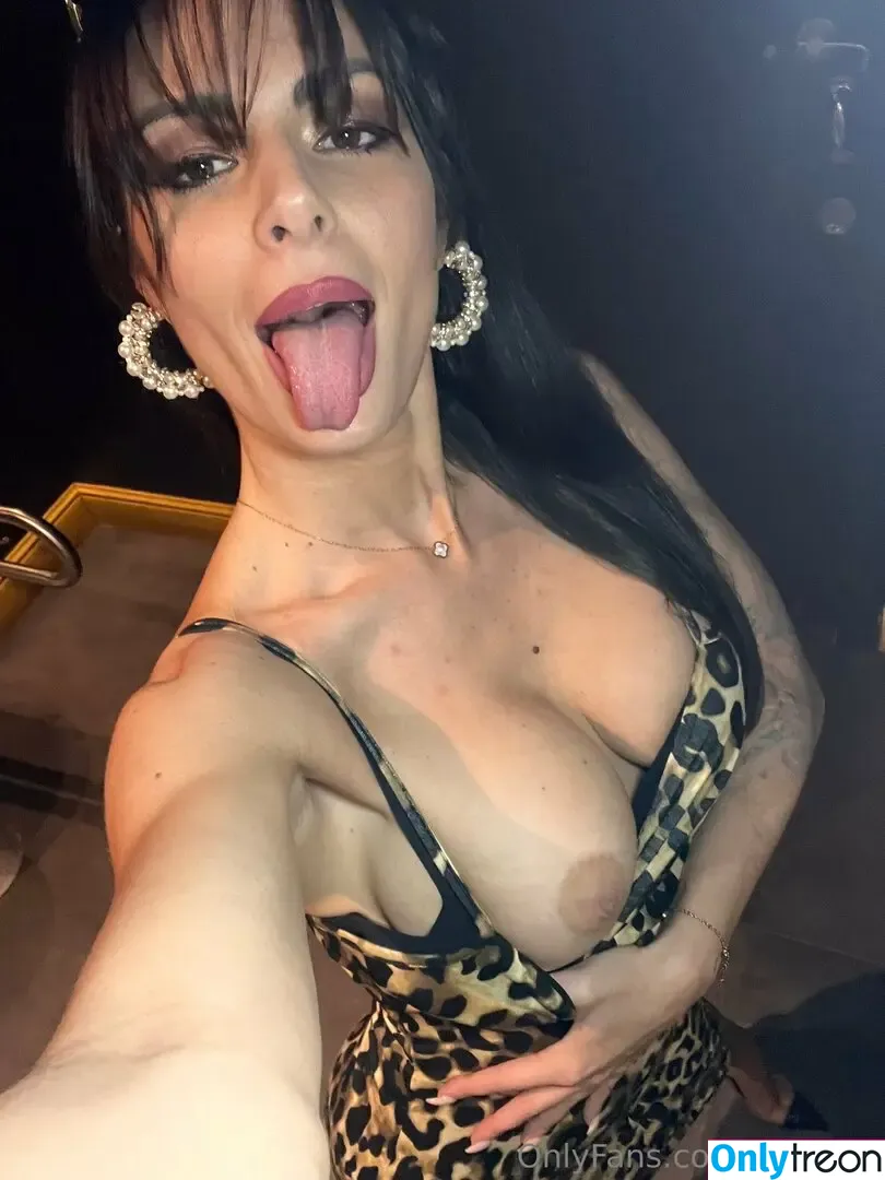 rochuxx nude photo #0019 (rochuxx)