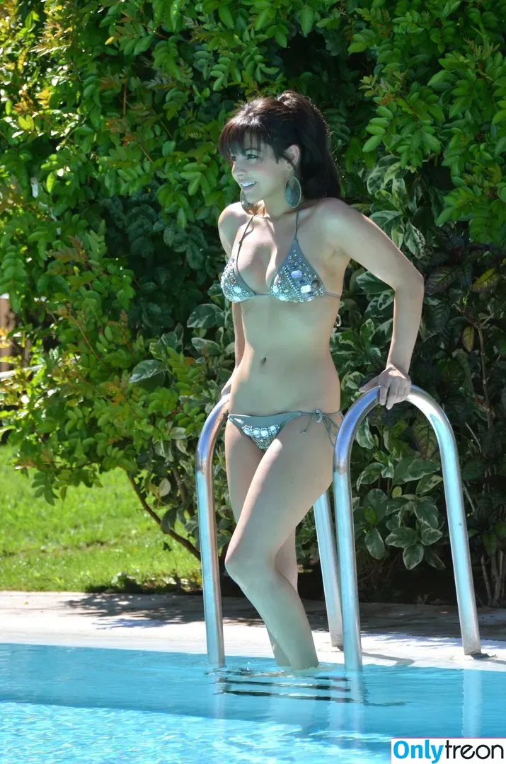 Roxanne Pallett nude photo #0017 (theroxannecarrion)