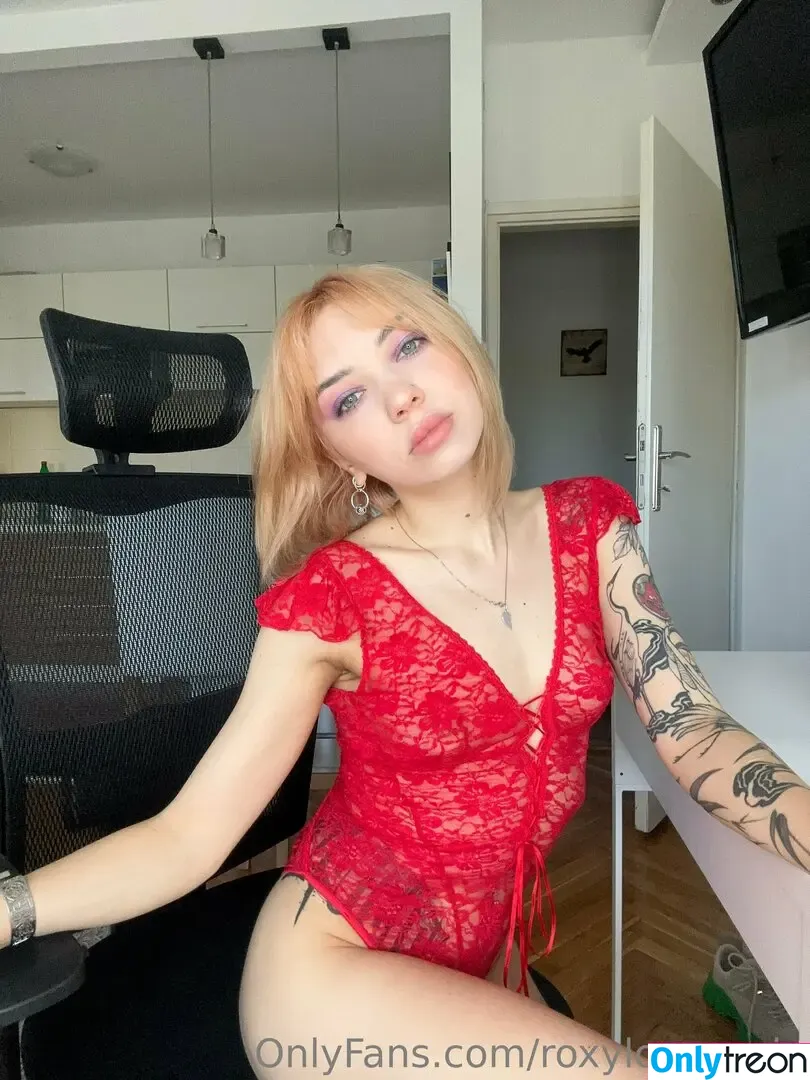 roxyloove_vip nude photo #1226 (mayberoxy)