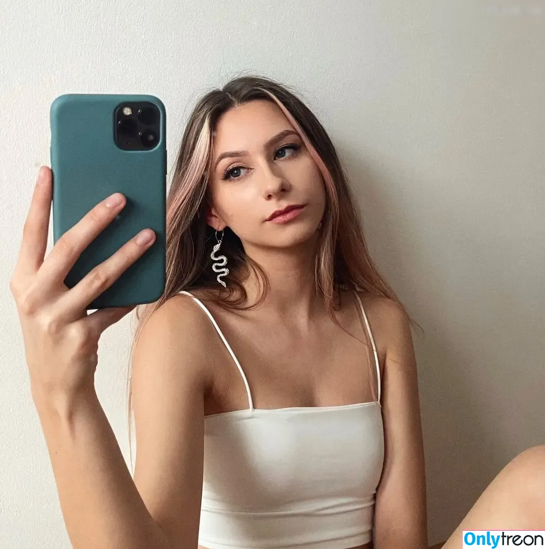 Roxyvienna nude photo #0002 (Roxyvienna)