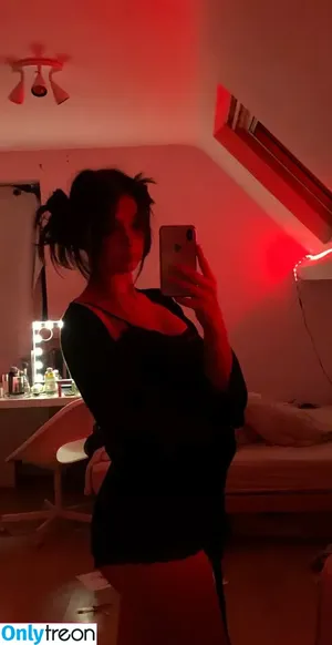 saabine777 / 4lkiraa / diedatmyhouse / ilovemybunnyakira / sabine_dede / valerine777 nude photo #0008