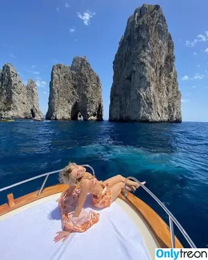 Sabrina Carpenter / sabrinacarpenter nude photo #5105