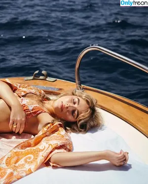 Sabrina Carpenter / sabrinacarpenter nude photo #5109