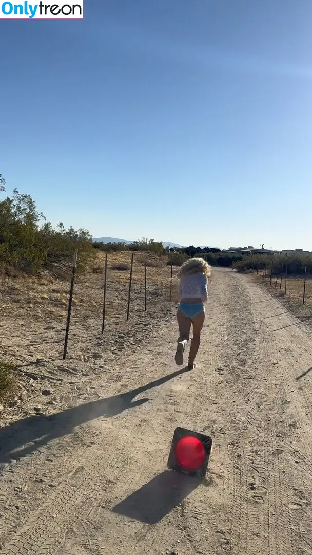 Sabrina Carpenter nude photo #5755 (sabrinacarpenter)
