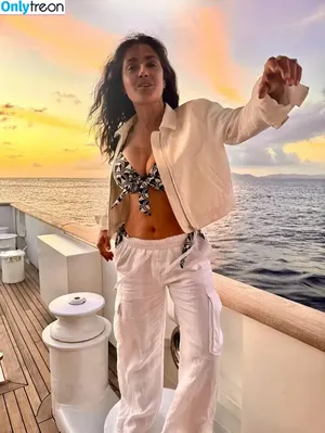 Salma Hayek / salmahayek nude photo #3644