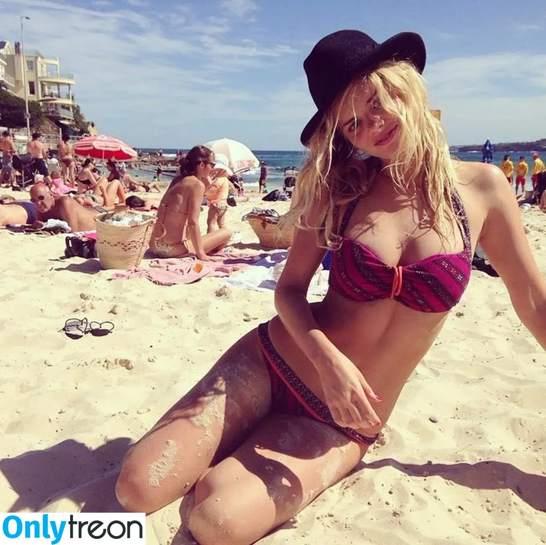 Samara Weaving nude photo #0065 (samweaving)