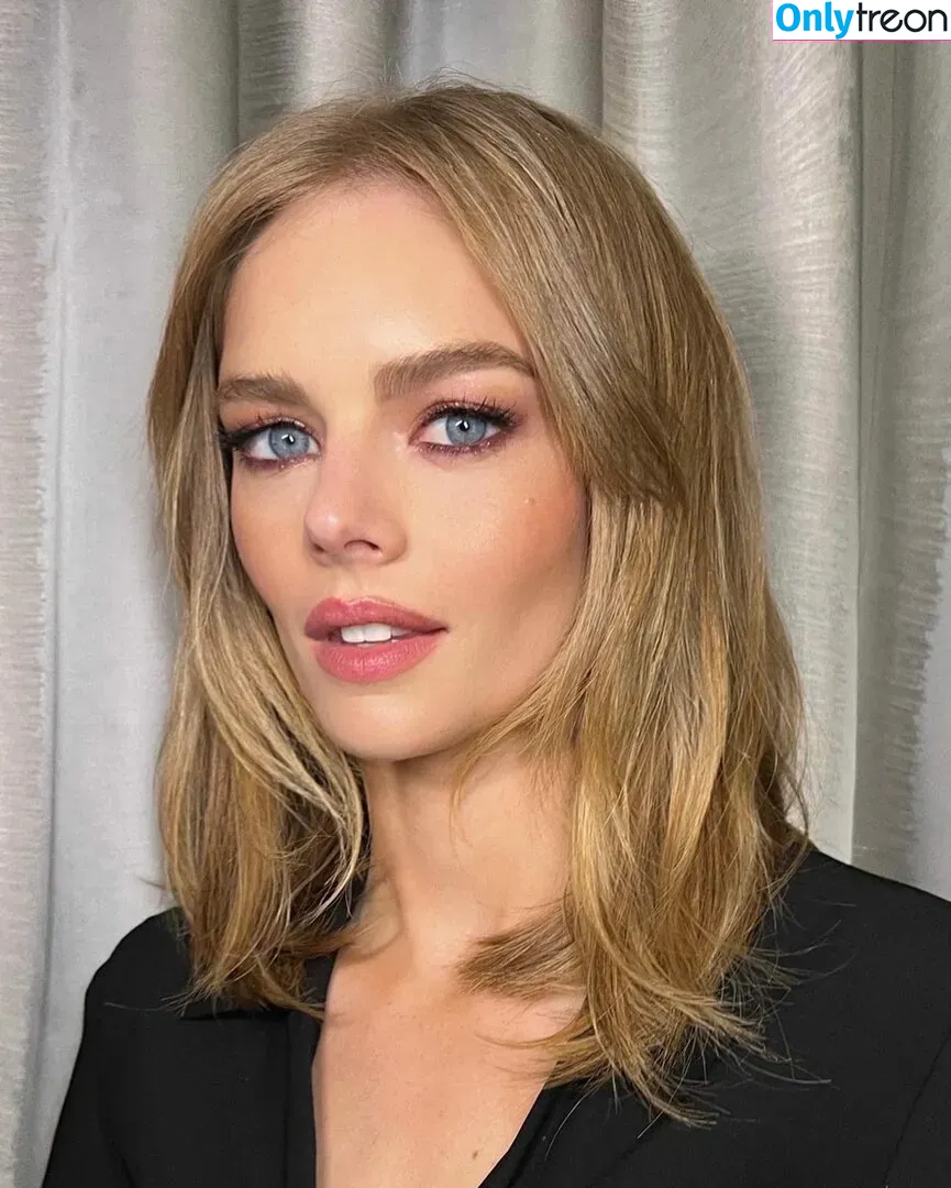 Samara Weaving nude photo #0091 (samweaving)
