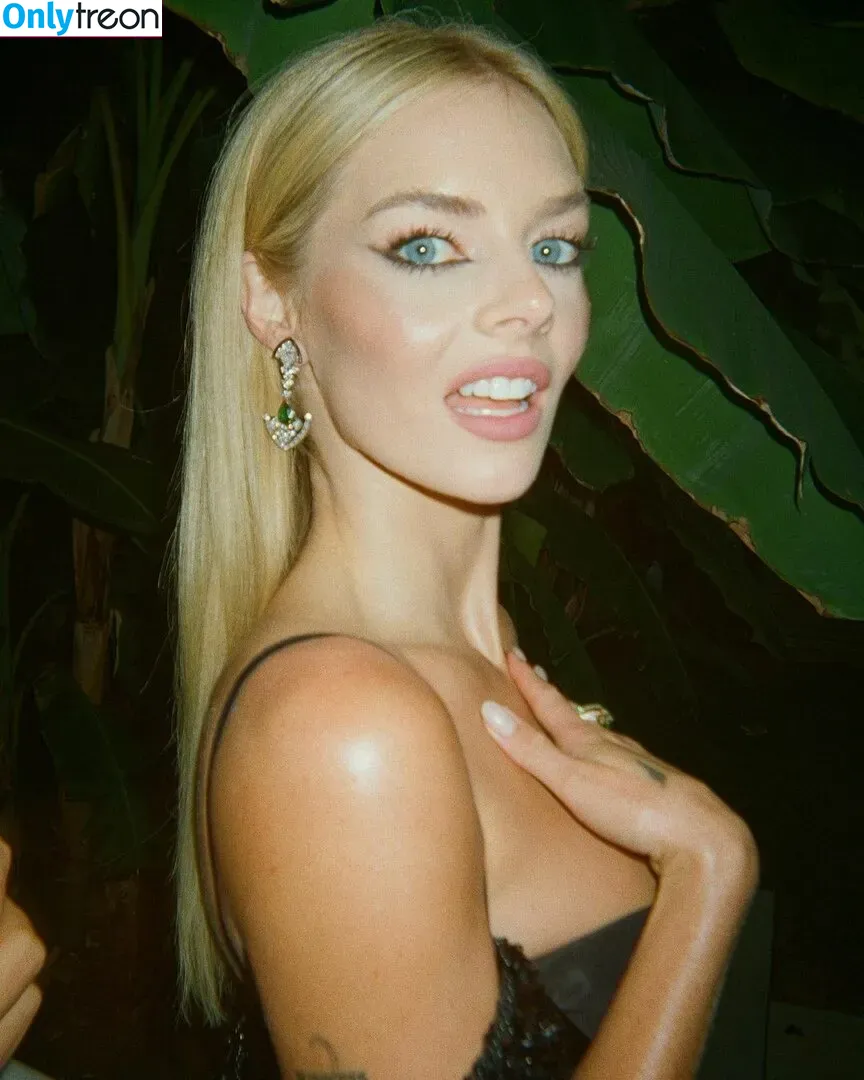 Samara Weaving nude photo #0372 (samweaving)