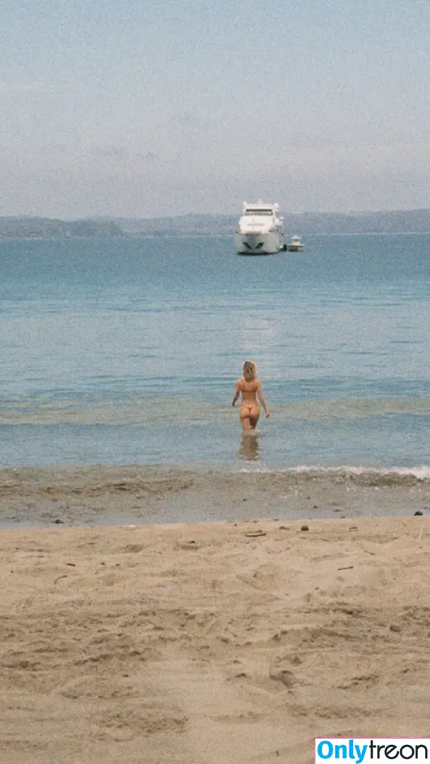Samara Weaving nude photo #0936 (samweaving)