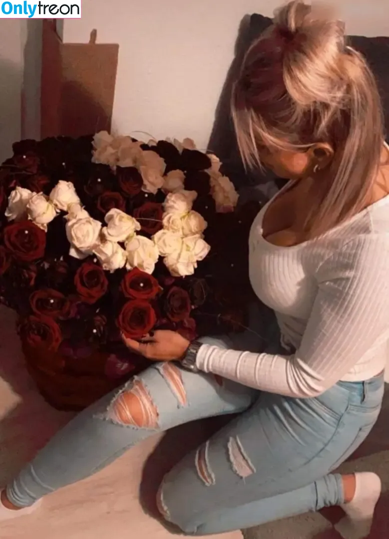 Sar.ah_93 nude photo #0008 (Sar.ah_93)