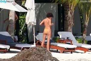 Sarah Hyland / Sarah_Hyland / sarahhyland nude photo #1240