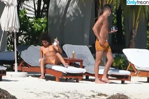Sarah Hyland / Sarah_Hyland / sarahhyland nude photo #1241