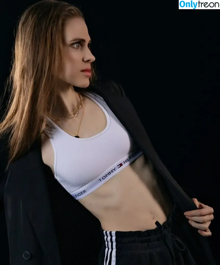 Sarah Leingang nude photo #0004 (justagirlisbored / sarahkanal2004)