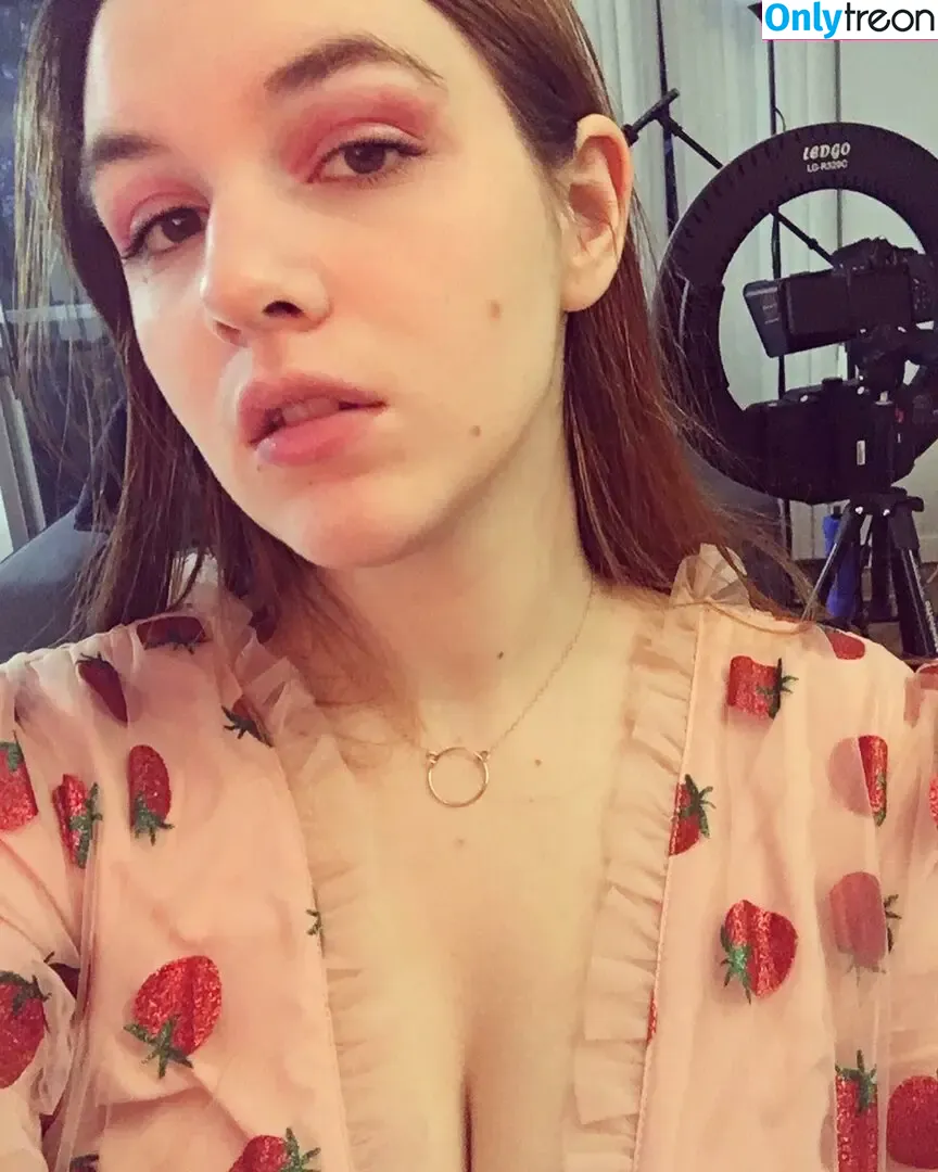 Sarah Z nude photo #0130 (heirrogant / marysuewriter / sarahz)