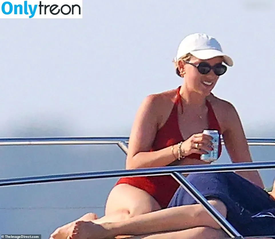 Scarlett Johansson nude photo #2467 (scarlettjohanson / scarlettjohanssonworld)